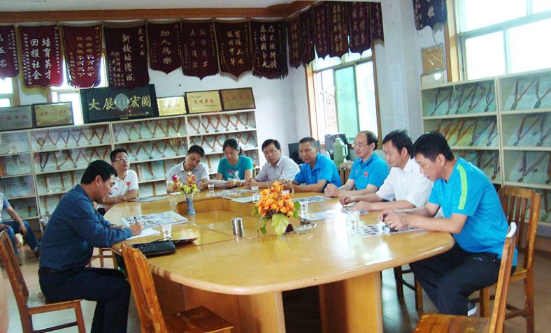 市政協(xié)副主席市體育局局長(zhǎng)周保林與管理區(qū)黨委書(shū)記、主任趙安虎來(lái)校指導(dǎo)工作